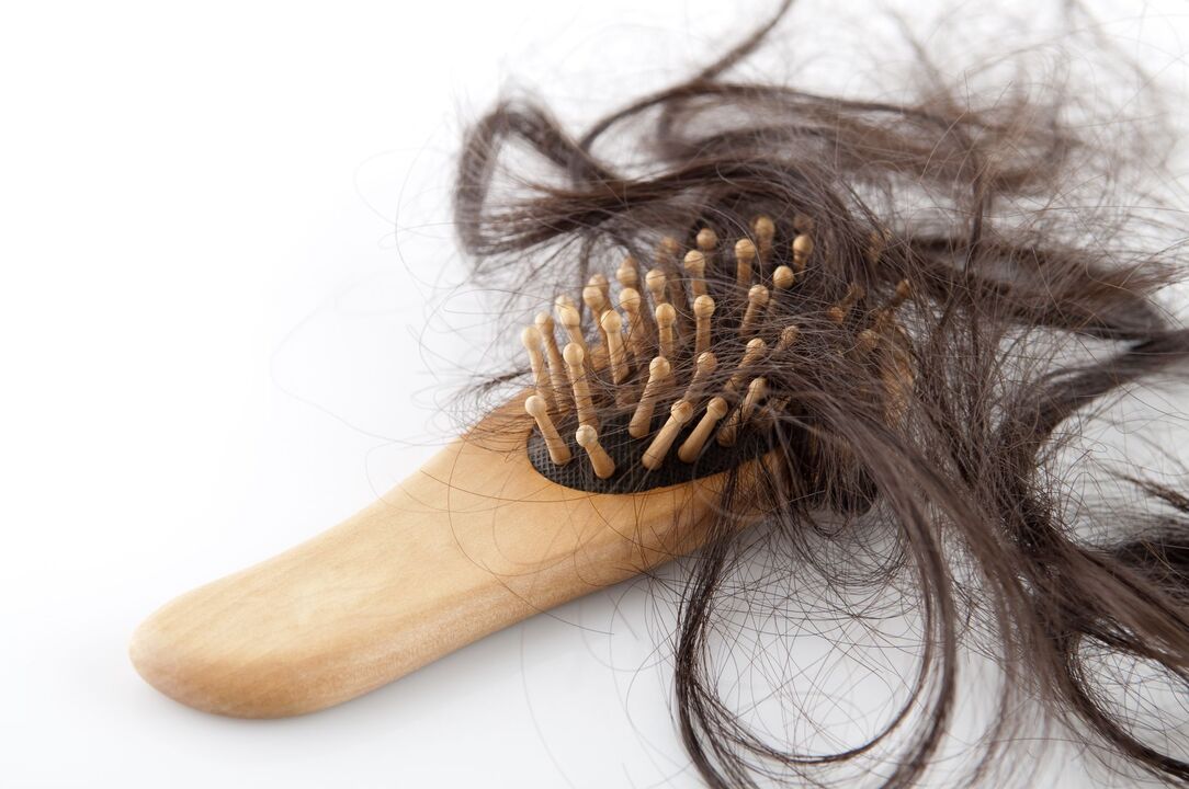Regardé les cheveux et le traitement avec un pulvérisation de dés-parole