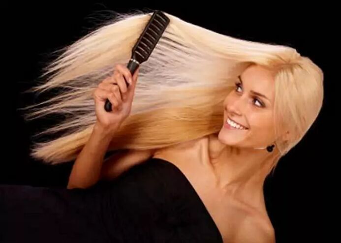 La fille se peigne les cheveux